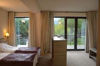 Гостевой дом Pensiunea GreenHill Брашов Трехместный номер Делюкс-3